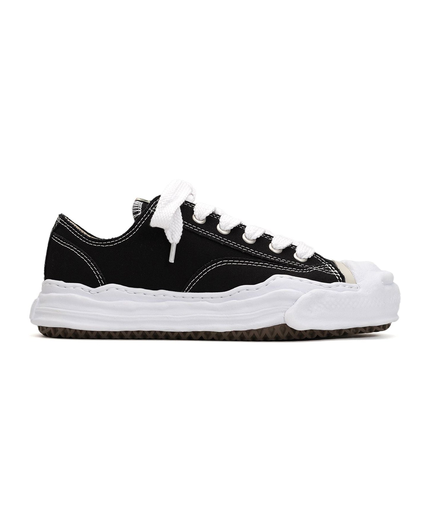 Aeson Low Top Sneaker