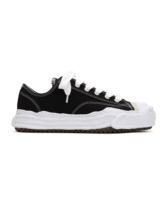Aeson Low Top Sneaker